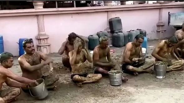 فیلم عجیب حمام با فضولات گاو برای محافظت در برابر کرونا!