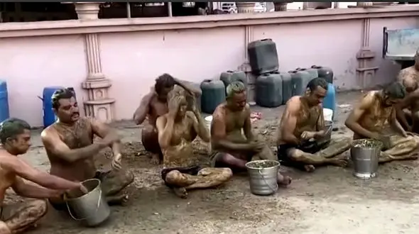 فیلم عجیب حمام با فضولات گاو برای محافظت در برابر کرونا!