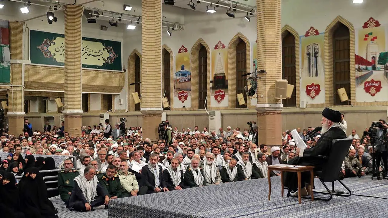 دیدار پیشکسوتان و فعالان دفاع مقدس و مقاومت با رهبر انقلاب