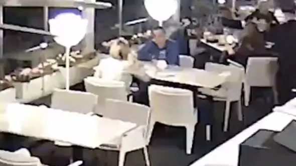 لحظه بازداشت یک دیپلمات معروف در روسیه + فیلم
