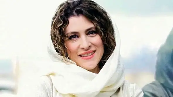 فیلم آواز باشکوه  احمد پوستچی با همراهی ویشکا آسایش و پژمان بازغی + موزیک ویدیوی با عرض معذرت