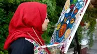 فیلم نقاشی های شگفت انگیز دختر کاشانی که بدون دست نقاشی می‌کند/ آسیب نخاعی مانع نبود فضه ریاضی مقدم حماسه ساخت