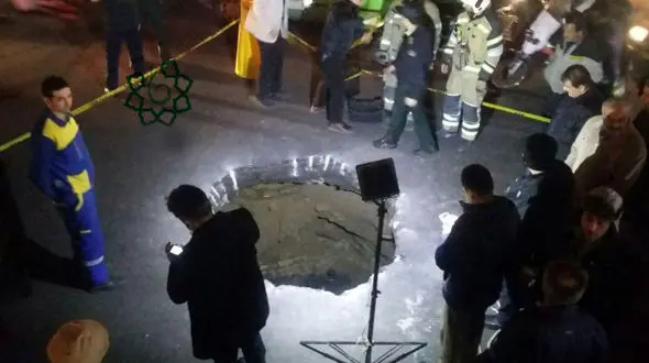 زمین در مولوی تهران دهن باز کرد +عکس