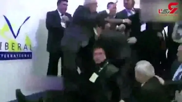 کتک مفصلی که یک مرد پس از حمله با اسلحه پلاستیکی خورد + فیلم