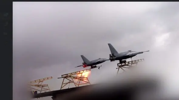 فیلم / پالایشگاه نفت و گاز و مخازن سوخت حیفا آماج حملات پهپادهای نیروی هوایی ارتش 