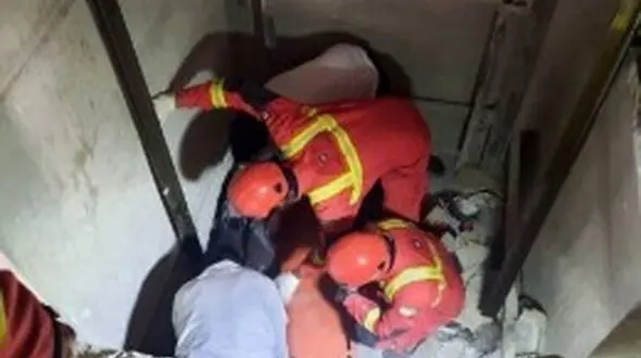 مرگ غم‌انگیز کارگر ۵۰ ساله خرم‌آبادی/ او از طبقه پنجم به چاهک آسانسور سقوط کرد