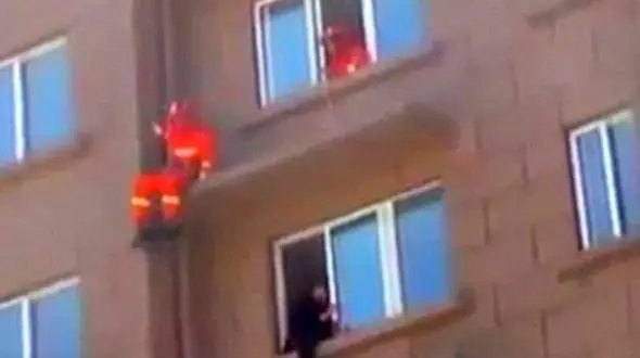 حرکت عجیب مرد آتش‌نشان برای جلوگیری از خودکشی یک زن از طبقه ششم + فیلم و عکس