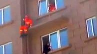 حرکت عجیب مرد آتش‌نشان برای جلوگیری از خودکشی یک زن از طبقه ششم + فیلم و عکس