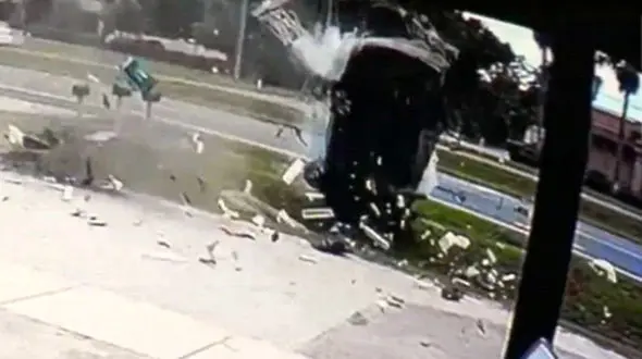 فیلم 5 بار معلق زدن وحشتناک خودروی سواری+تصاویر