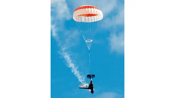 عکس های هواپیمایی که با چتر فرود آمد