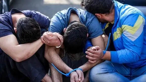 دستگیری 3 دزد طلافروشی گالیکش در درگیری مسلحانه / یکی از دزدان با شیلک گلوله پلیس از پای درآمد