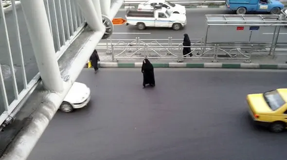 دختر24 ساله خود را از پل عابر پیاده جلوی یک خودرو پرت کرد/ شامگاه دوشنبه در خیابان هنگام تهران رخ داد