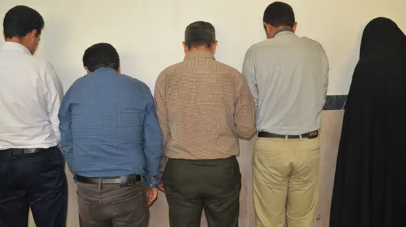 پرونده زنی که پسران را از دیوار به خانه اش می برد+عکس