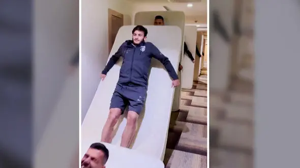 بازی دومینو با تشک در بین هم تیمی‌های سابق سردار آزمون + فیلم