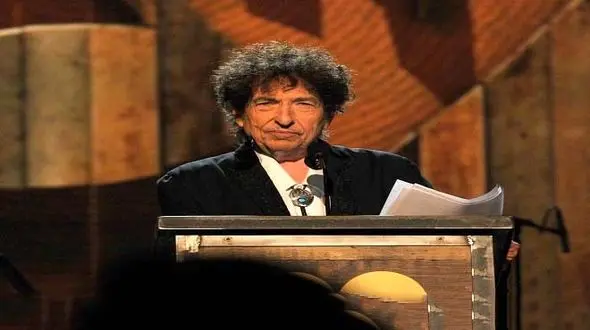 خواننده سرشناس متهم به دزدی شد +عکس