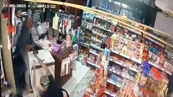 ببینید / شلیک فروشنده با تفنگ به سارق + فیلم حیرت آور