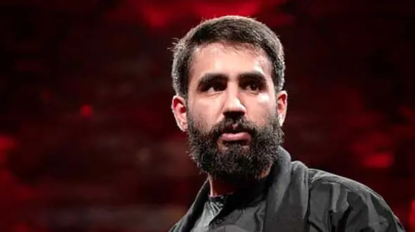 فیلم مداحی باشکوه آدم میشم با صدای حسین طاهری / تقدیر خوبه که با دستای امام حسین رقم بخوره + دانلود