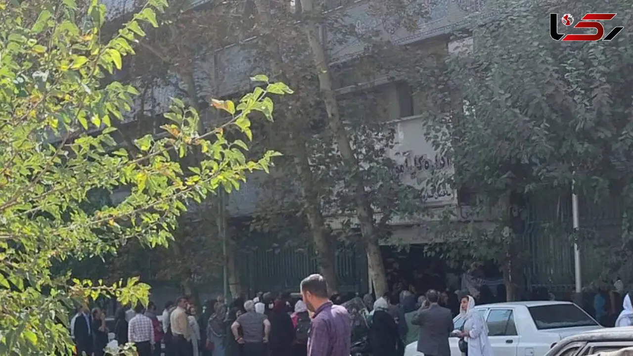 تجمع والدین تهرانی مقابل مدرسه دخترانه در اعتراض به نصب دوربین در فضای مدرسه + توضیح آموزش و پرورش