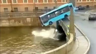 سقوط وحشتناک اتوبوس به درون رودخانه / غواصان در حال جست و جو هستند + فیلم