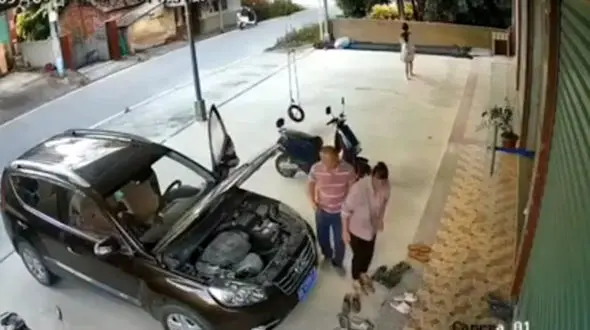 ببینید / لحظه له شدن مرد جوان در حال تعمیر خودرویش / شوکه می شوید + فیلم