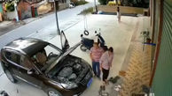 ببینید / لحظه له شدن مرد جوان در حال تعمیر خودرویش / شوکه می شوید + فیلم