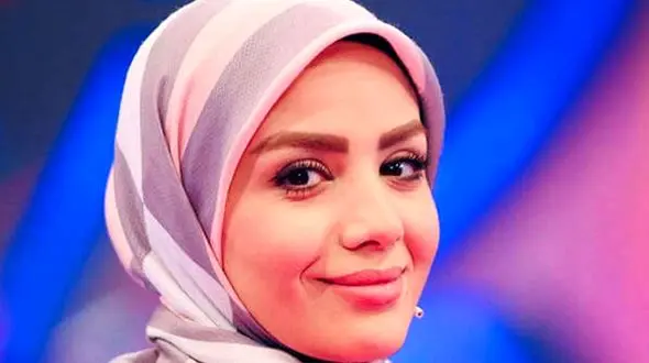 عکس متفاوت خانم مجری محجبه در ساحل دریا / شمال گردی آقا و خانم مجری