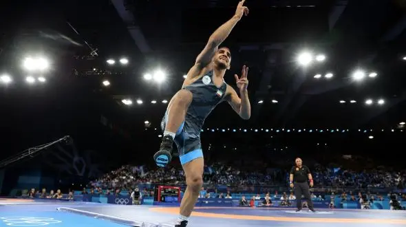 ساعت دقیق برنامه روز سوم مسابقات جهانی کشتی آزاد/ عموزاد و آذرپیرا به میدان می‌روند