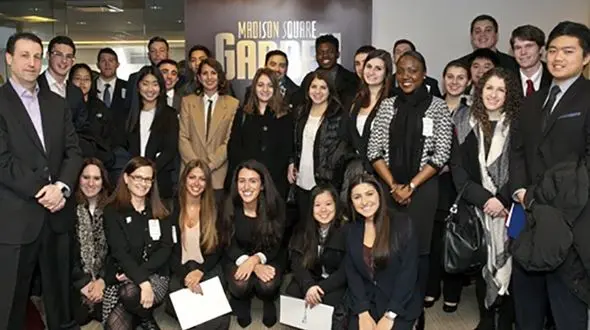 ضوابط پوشش در دانشگاه‌های جهان +عکس
