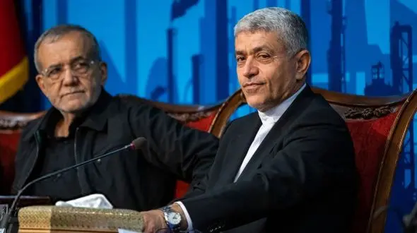 کیهان: پزشکیان وزارت اقتصاد را معطل طیب‌نیا کرده