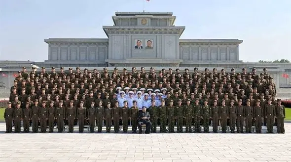 عکس یادگاری رهبر کره شمالی با ارتش آینده اش