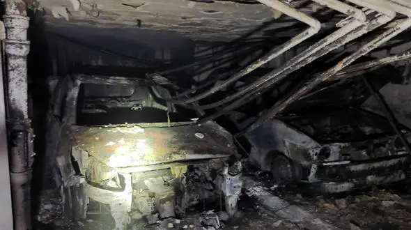 فیلم آتش‌سوزی گسترده در پارکینگ مجتمع مسکونی رسالت تهران/ نجات 38 نفر از میان دود و آتش