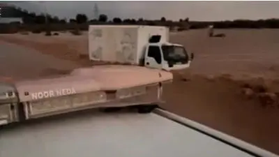 فیلم لحظه نجات راننده ایسوزو از سیلاب خروشان کهنوج