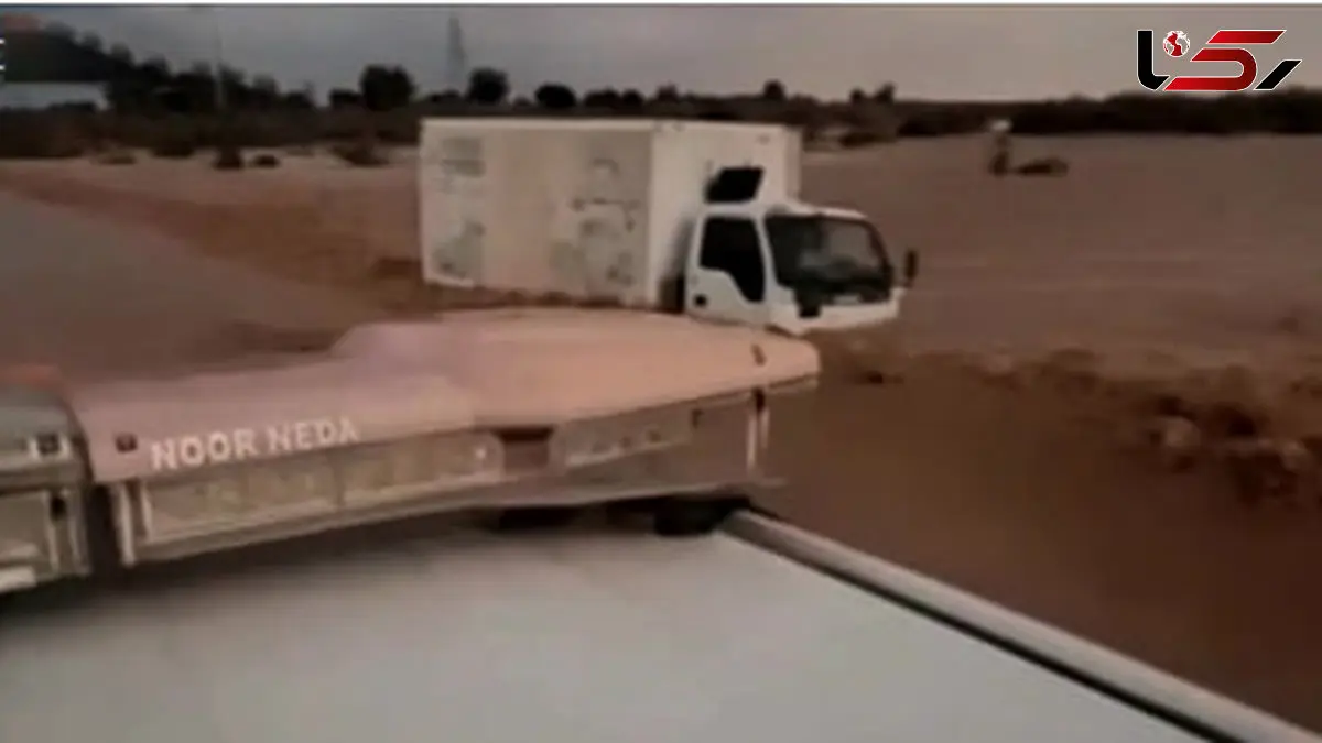 فیلم لحظه نجات راننده ایسوزو از سیلاب خروشان کهنوج 
