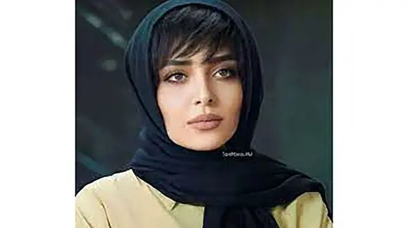قرار عاشقانه ساره بیات در رستوان لوکس 