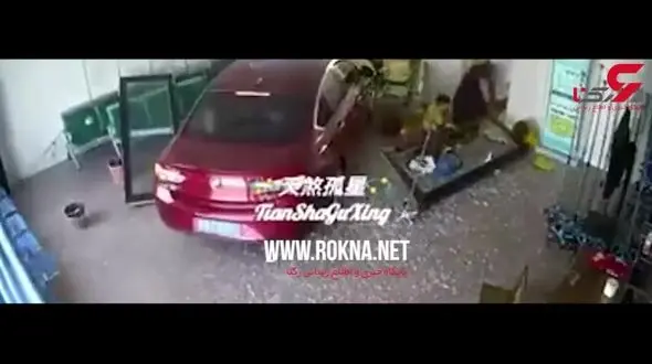ورود ناگهانی ماشین به سالن انتظار بیمارستان+فیلم