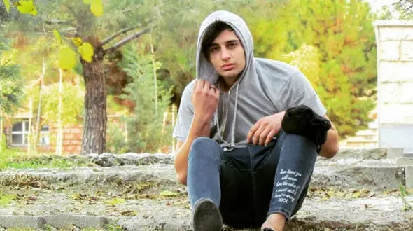 این پسر 18 ساله را می شناسید ؟ / در صحنه خودکشی چه کرد؟ + عکس و فیلم