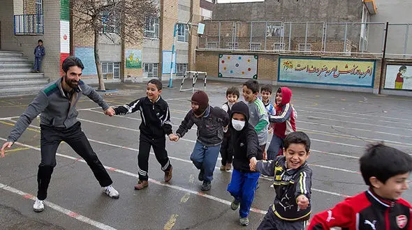 هشدار یک خیر مدرسه ساز به مسئولان آموزش و پرورش: معلمانی که قبل و بعد از مدرسه مسافرکشی می کنند، فقط می توانند خواندن و نوشتن یاد دهند