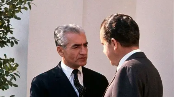 عکس سفر در زمان / «ملکه الیزابت در حال پیاده شدن از کالسکه با کمک محمدرضا پهلوی» /  سال 1338