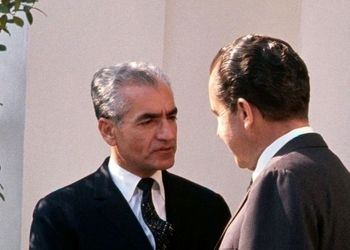 عکس سفر در زمان / «ملکه الیزابت در حال پیاده شدن از کالسکه با کمک محمدرضا پهلوی» /  سال 1338