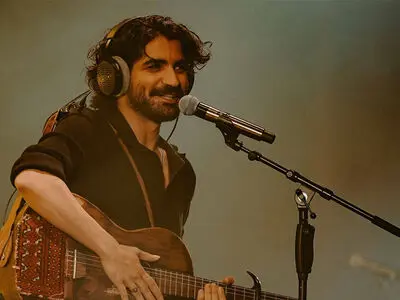 فیلم اجرای باشکوه عرفان طهماسبی با «قصه هزار و یک شب» / وقتی صدایش دل هواداران را لرزاند
