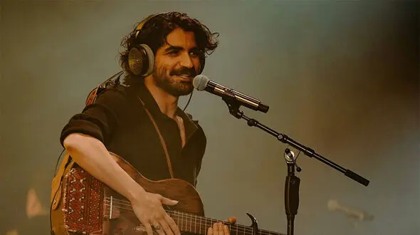 فیلم اجرای باشکوه عرفان طهماسبی با «قصه هزار و یک شب» / وقتی صدایش دل هواداران را لرزاند