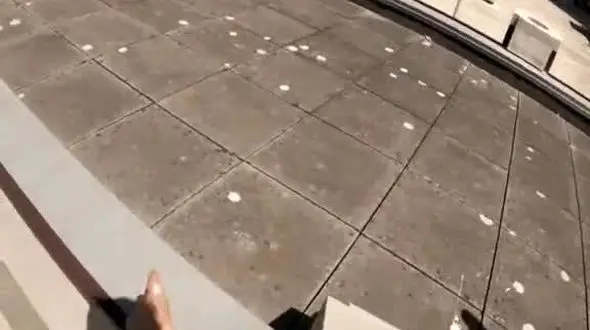 فیلم  لحظه سقوط پارکورکار جوان از بالای ساختمان 