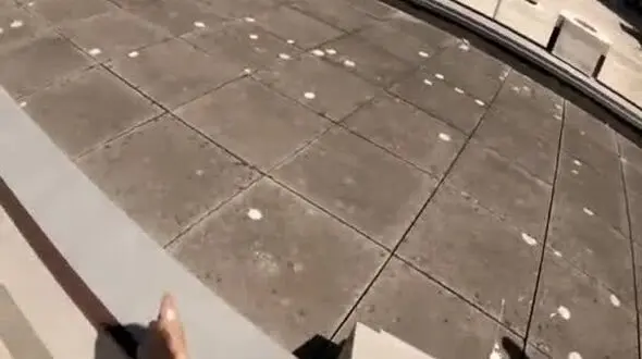 فیلم  لحظه سقوط پارکورکار جوان از بالای ساختمان 