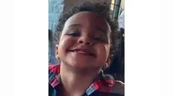 شلیک خونین گلوله پسر 2 ساله به پدر و مادرش / آمریکا + عکس