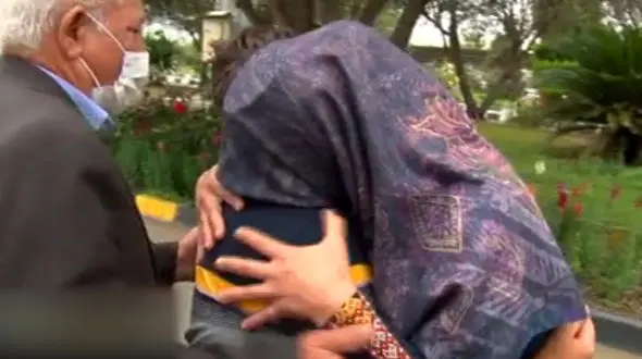 فیلم لحظه دیدار پسر ربوده شده گنبدی با مادرش / فرار گروگانگیران + عکس