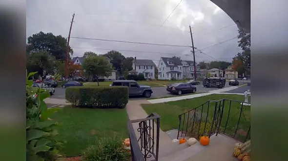 واژگونی خودرو در اثر تصادف ناگهانی + فیلم