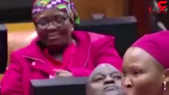 کار زشت و تهوع آور یک نماینده زن مجلس هنگام سخنرانی یک نماینده دیگر غوغا به پا کرد!+ فیلم
