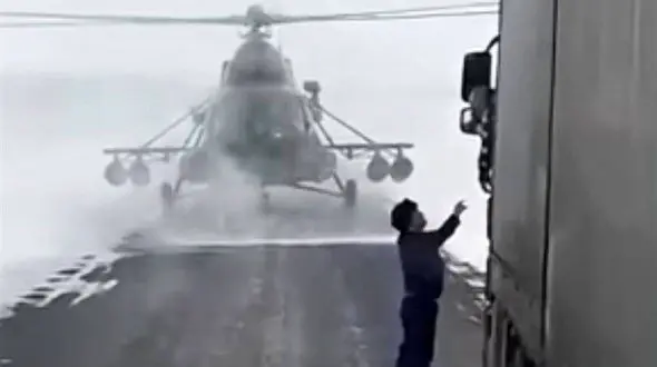 فرود عجیب هلی کوپتر نظامی در اتوبان برای پرسیدن یک آدرس+فیلم و عکس