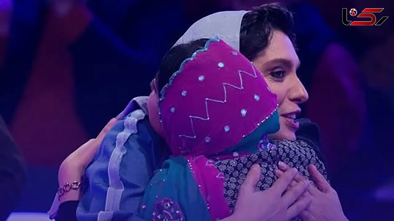 فیلم آواز باشکوه الیکا عبدالرزاقی و دختر محسن شریفیان با آهنگ گل سنگم! / همه سالن همراهی کرد!
