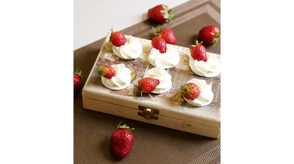 کافی شاپ خانگی در روزهای کرونایی /  دسر شکلات با توت فرنگی